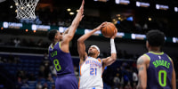 Aaron Wiggins goes to the basket against Jamal Cain